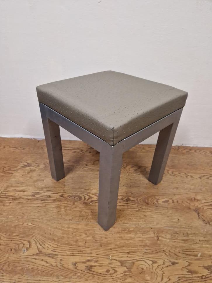 Gebruikte ( bijzet ) Kruk K755- Vintage/Café, Huis en Inrichting, Barkrukken, Ophalen