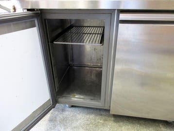 RVS Koelwerkbank met 3 deuren en ingebouwde motor – 230V –