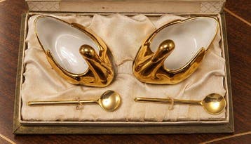 Limoges - Salière et poivrière - Porcelaine, Plaqué or -