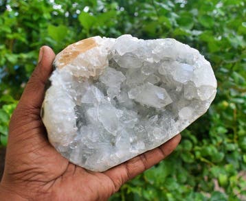 Prachtige puntige apophyllietkristallen in een geode Kristal