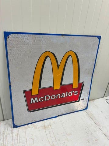 McDonald’s – Panneau publicitaire – Métal perforé – Style