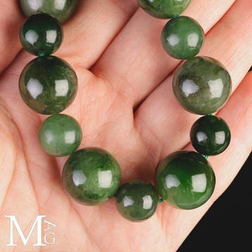 Ketting met gradueel aflopende nefrietjade – Canadese
