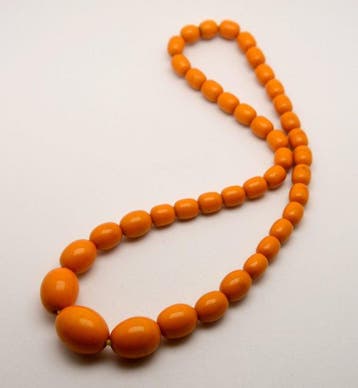 Art Deco Duitse oranje bakelietketting met olijfkleurige, Antiquités & Art, Art | Art non-occidental