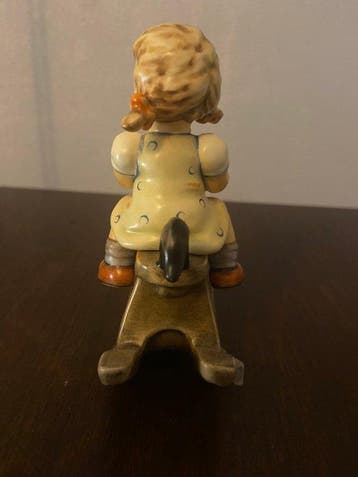 Goebel - M.I. Hummel - Beeldje, Meisje op hobbelpaard - 11