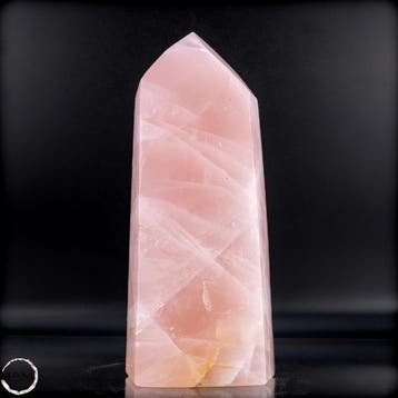 Prachtige rozenkwarts-obelisk – Symbool van liefde en