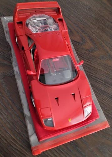 Modelauto / Automobilia-set - Bburago / Ferrari 1/18 - F 40