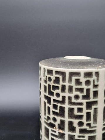 Keramikvase – Geometrisches Labyrinth-Relief – K&T Keramik -