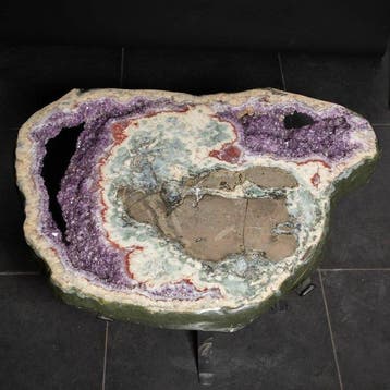 Grande tranche de géode daméthyste - Table basse exclusive