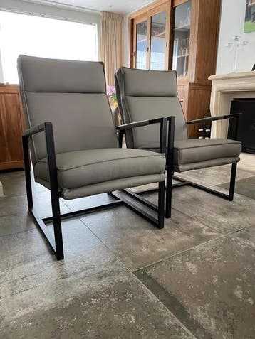 Set van 2 grijze leren fauteuils met stalen frame en hoge, Huis en Inrichting, Fauteuils, Ophalen of Verzenden, Nieuw