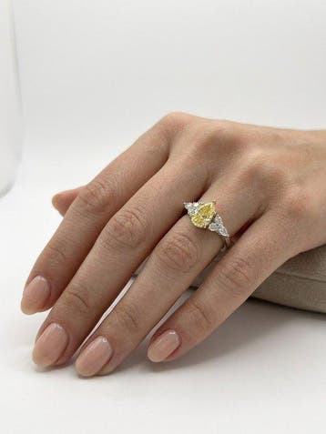 Ring - 18 karaat Witgoud - 2.02ct. tw. Geel Diamant