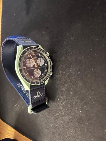 Swatch - MoonSwatch - Mission on Earth - Sans prix de, Handtassen en Accessoires, Nieuw