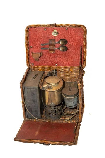 Antieke gevlochten picknickmand met theeset...