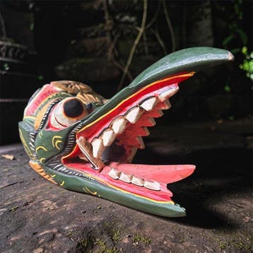 Grote met de hand gesneden Garuda-masker uit Bali –