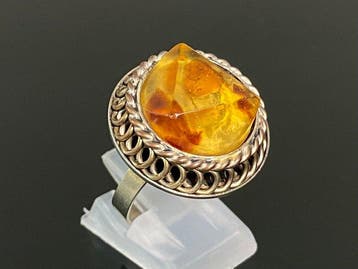 Ambachtelijke gouden honingkleurige amber vintage ring met