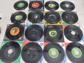 Beatles - Nice lot with 16 singles 7 of The Beatles, Nieuw in verpakking