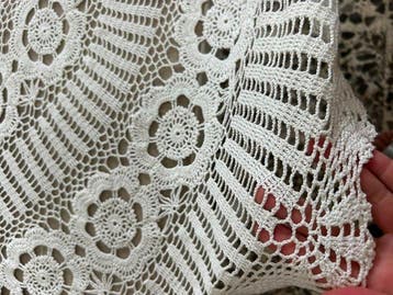 Tovaglia ovale in puro lino ricamata ad uncineto - Nappe -
