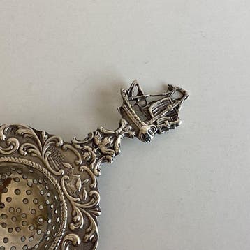 Theezeef - .835 zilver - Met zeilschip en krulrand