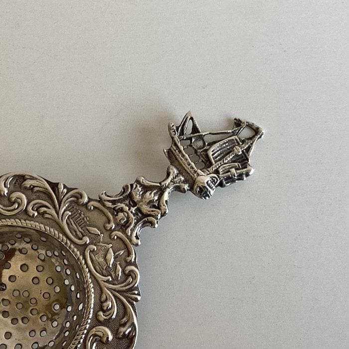 Theezeef - .835 zilver - Met zeilschip en krulrand, Antiquités & Art, Antiquités | Argent & Or