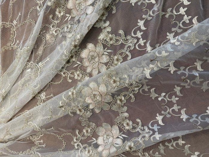 Prestigieus geborduurd tule met bloemendesign verrijkt in, Antiek en Kunst, Antiek | Tapijten, Tafelkleden en Textiel