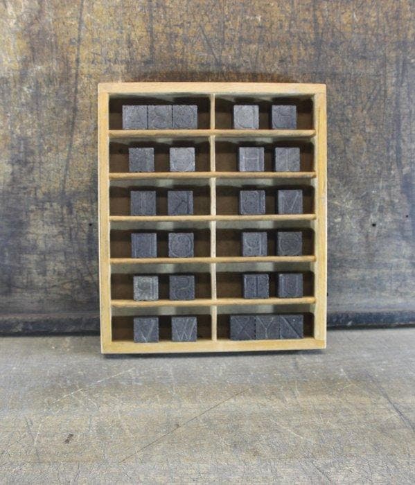 Drukblokken - een letterbak gevuld met een volledig alfabet, Antiek en Kunst, Antiek | Wandborden en Tegels