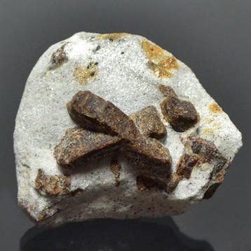 Jumeaux de staurolithe Cristaux sur matrice - Hauteur : 5 cm