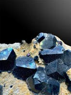 Zeldzame granaat variëteit melaniet, top kristallisatie