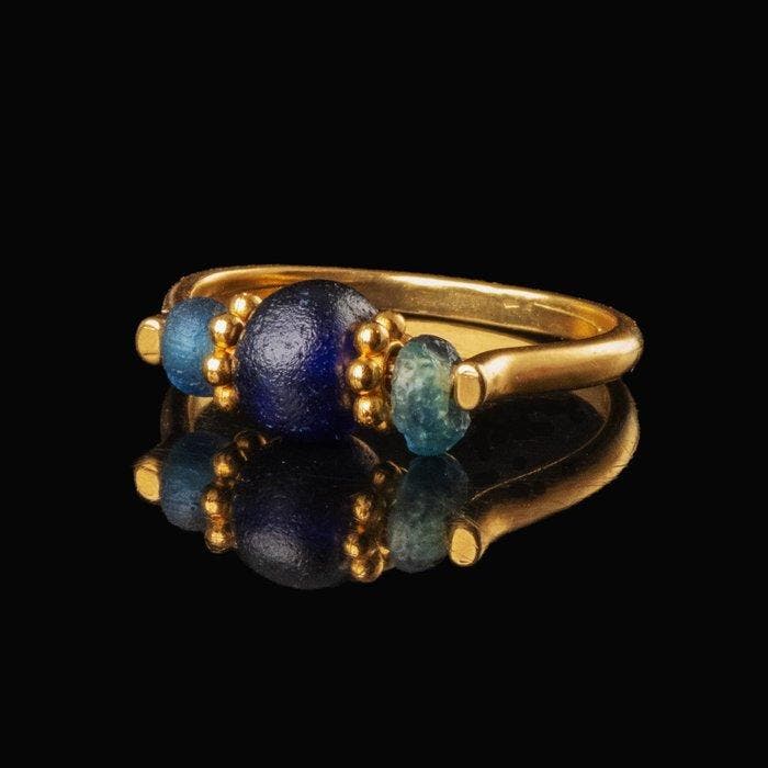 Oud-Romeins, Keizerrijk Ring met Romeinse blauwe glaskralen, Antiquités & Art, Antiquités | Autres Antiquités