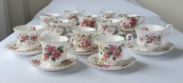 Royal Albert - 12 Kop en Schotels met Rozen - Kop en schotel, Antiek en Kunst