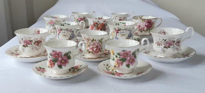 Royal Albert - 12 Kop en Schotels met Rozen - Kop en schotel, Antiek en Kunst, Antiek | Meubels | Tafels