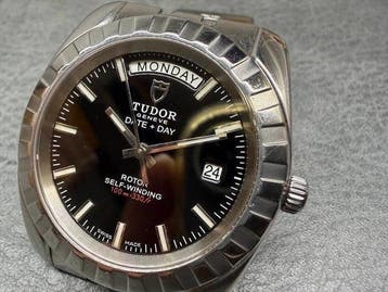 Tudor - Date + Day - 23010 - Heren - 2000-2010