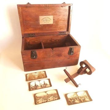 Underwood & Underwood 1890s Stereoscope with 4 Stereo cards