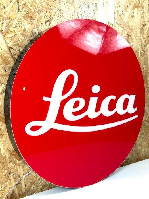 Leica - Panneau publicitaire rétroéclairé - Aluminium,, Antiquités & Art, Antiquités | Assiettes décoratives & Carrelages