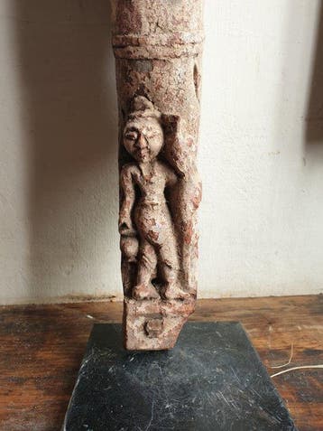 Een houten console van een tempel waarop een mythisch, Antiek en Kunst