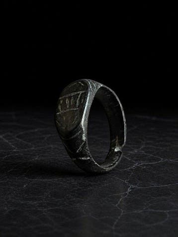 Middeleeuws Brons Zegelring met geometrisch handelsmerk uit