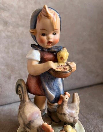 Goebel - Figurine - Meisje met kuikens - TMK2 - Porcelaine