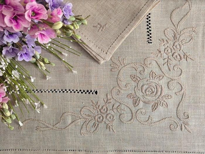 Tovaglia in canapa di lino con ricamo a mano 12 posti, Antiquités & Art, Tapis & Textile