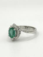 Ring met amulet - 18 karaat Witgoud - 2.20ct. tw. Smaragd -