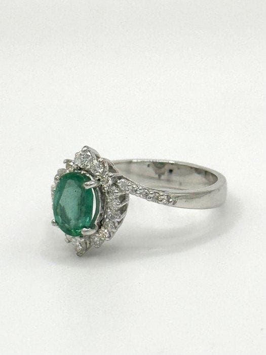 Ring met amulet - 18 karaat Witgoud - 2.20ct. tw. Smaragd -, Handtassen en Accessoires, Antieke sieraden