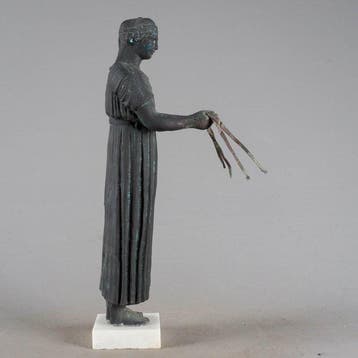Statue, Bronzen Wagenmenner van Delphi op marmeren voet –