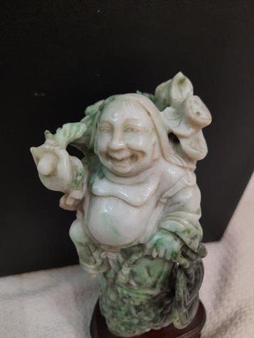 Buddha sorridente sulla rana dei soldi - jade jadeiet -