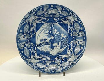 Grote antieke Delftse faience schotel – chinoiserie decor –, Antiek en Kunst