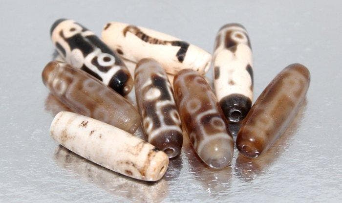 8 antieke boeddhistische heilige Tibetaanse natuurlijke, Verzamelen, Mineralen en Fossielen