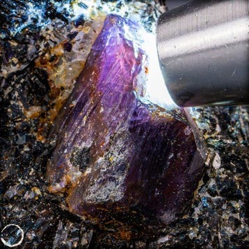 Natuurlijke veelkleurige saffier op matrix – Ruw kristal met, Verzamelen