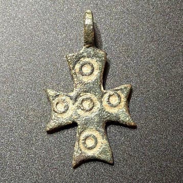 Middeleeuwen, kruisvaardersperiode Brons Prachtig kruis met, Antiek en Kunst