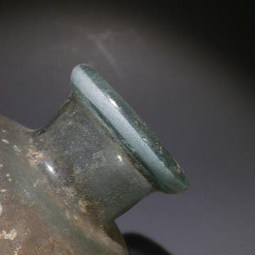 Oud-Romeins Glas Fijn flesje. 7 cm hoog. 1e eeuw na