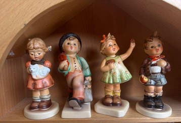 Goebel - M.I. Hummel - Figuur - 15 figures + cabinet (16) -