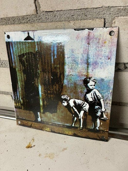 Banksy geïnspireerd emaille bord – douche scène – street art, Antiek en Kunst, Antiek | Wandborden en Tegels