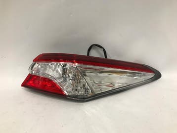 Toyota Camry IX 18- sedan achterlicht rechts half LED, Verzenden