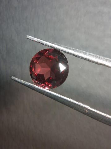 Natural Garnet - Rhodolite - 1.465 ct - round faceted - red, Verzenden