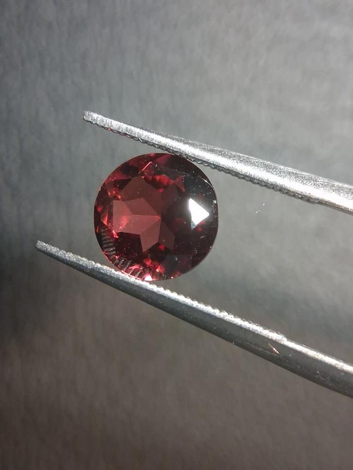 Natural Garnet - Rhodolite - 1.465 ct - round faceted - red, Bijoux, Sacs & Beauté, Accessoires Autre, Envoi